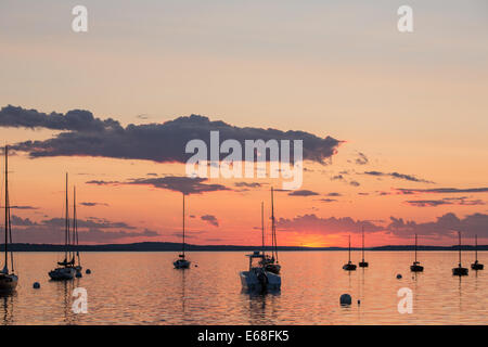 Mittelhafen, Brooklin, Maine - 9. August 2014. Sonnenuntergang, Blick aus dem Hafen. Stockfoto