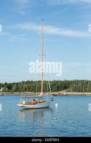 Southwest Harbor, ME - 12. August 2014. Schaluppe Isla auf einen Liegeplatz Ausgangspunkt Clark mit Begrünung Insel im Hintergrund. Stockfoto