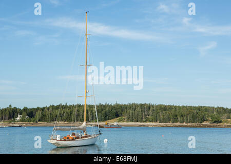 Southwest Harbor, ME - 12. August 2014. Schaluppe Isla auf einen Liegeplatz Ausgangspunkt Clark mit Begrünung Insel im Hintergrund. Stockfoto