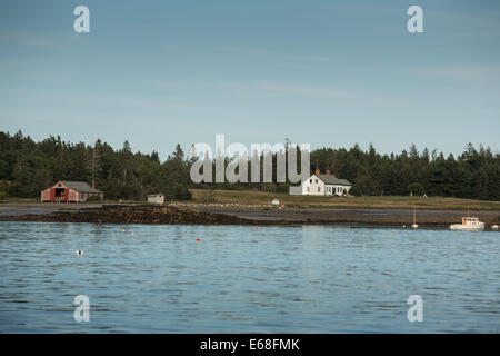 Southwest Harbor, ME - 12. August 2014. Blick über den Eingang Somes Sound zur Begrünung Insel Clark Punkt. Stockfoto