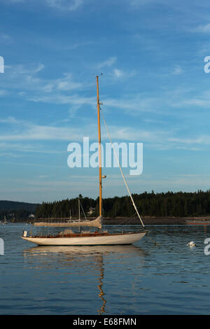 Southwest Harbor, ME - 12. August 2014. Schaluppe Isla auf einen Liegeplatz am späten Nachmittag Ausgangspunkt Clark in Richtung Ökologisierung Island. Stockfoto