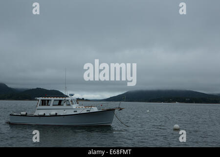 Southwest Harbor, ME - 13. August 2014. Motorboot Dasbote an einem Liegeplatz von Clark Punkt, auf den Eingang zum Somes Sound Stockfoto