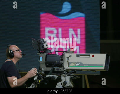 Berlin, Deutschland. 18. August 2014. Ein TV-Kameramann Filmen während des Finales bei der 32. LEN europäischen Swimming Championships 2014 im Velodrom in Berlin, Deutschland, 18. August 2014. Foto: Michael Kappeler/Dpa/Alamy Live News Stockfoto