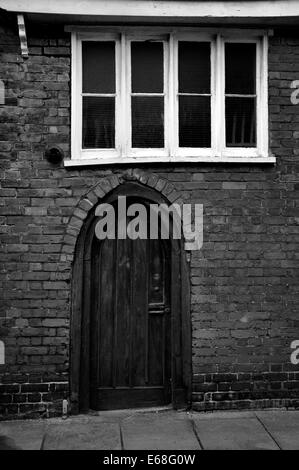 Torbogen und Fenster, Dorking, Surrey, England Stockfoto