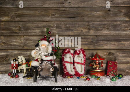 Nostalgische Dekoration aus Holz Weihnachten mit alten Spielsachen auf dem Hintergrund. Idee für eine Grußkarte mit Santa Claus. Stockfoto