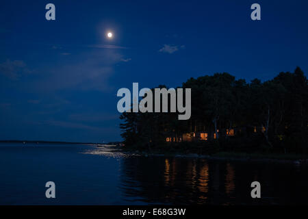 Southwest Harbor, ME - 8. August 2014. Mond über Clark Punkt. Stockfoto