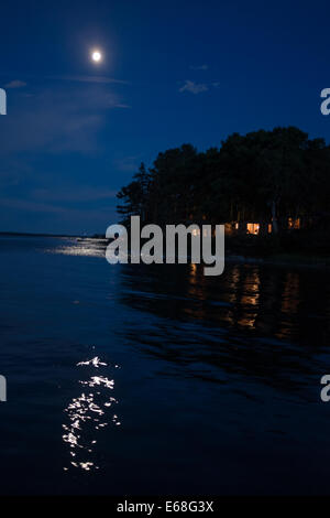 Southwest Harbor, ME - 8. August 2014. Mond über Clark Punkt. Stockfoto