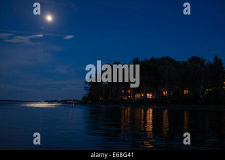 Southwest Harbor, ME - 8. August 2014. Mond über Clark Punkt. Stockfoto