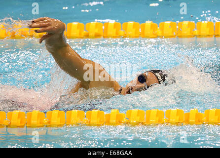 Berlin, Deutschland. 18. August 2014. Katinka Hosszu Ungarns konkurriert in der Frauen 400-Meter-Finale Medley auf der 32. LEN europäischen Swimming Championships 2014 im Velodrom in Berlin, Deutschland, 18. August 2014. Foto: Hannibal/Dpa/Alamy Live News Stockfoto