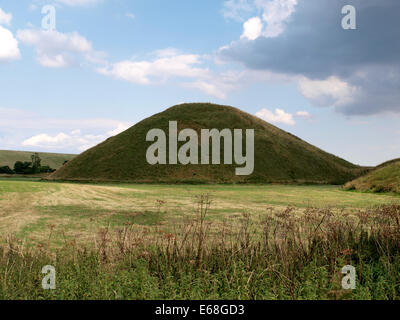 Silbury Hill, dem größten künstlichen Hügel in Europa, in der Nähe von Avebury, Wiltshire, Großbritannien Stockfoto