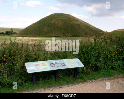 Hinweisschild am Silbury Hill, dem größten künstlichen Hügel in Europa, in der Nähe von Avebury, Wiltshire, Großbritannien Stockfoto