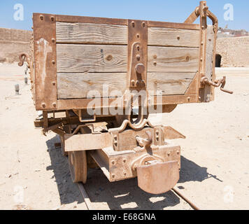 Alte verlassene Eisenbahnwagen aus einer Mine in Ägypten Stockfoto