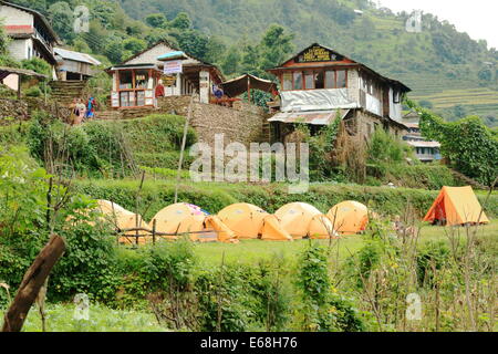 LANDRUK, NEPAL - Oktober 9: Camps eine Reisegruppe mit ihren gelben Zelten auf einem Campingplatz außerhalb Lali Gurans Guest House im Oktober Stockfoto