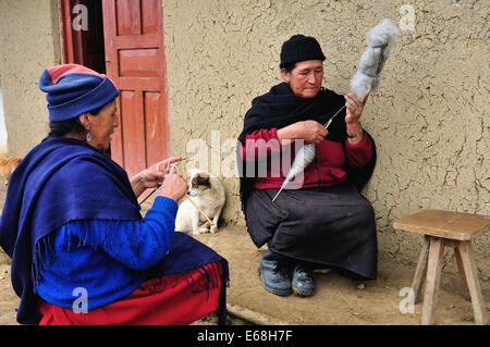 Wolle in Cruzpata - CHACHAPOYAS Spinnen. Abteilung von Amazonas. Peru Stockfoto