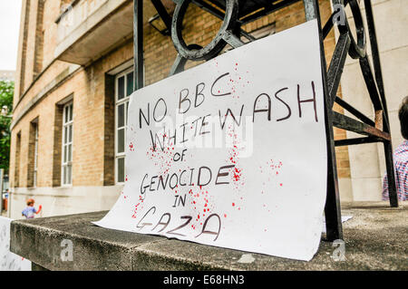 Melden Sie sich vor dem BBC Northern Ireland Sitz sagen "Nein Tünche von Völkermord in Gaza" Protest gegen wahrgenommenen Vorspannung von BBC Stockfoto