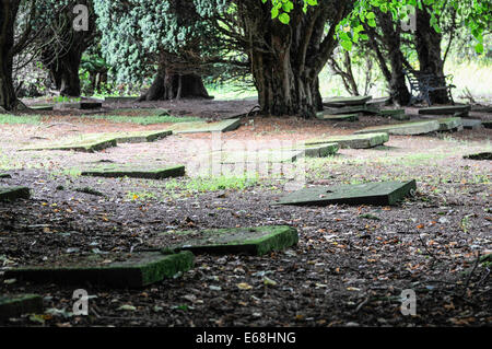 Mährische Kirche Friedhof mit Grabsteinen flach auf den Boden gelegt. Stockfoto