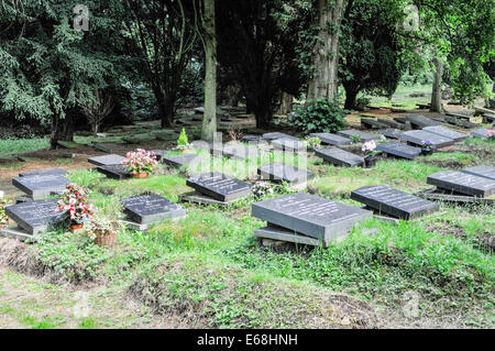 Mährische Kirche Friedhof mit Grabsteinen flach auf den Boden gelegt. Stockfoto