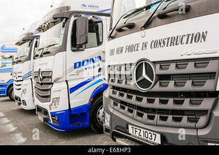 Linie von Lastkraftwagen abgestellt Stockfoto