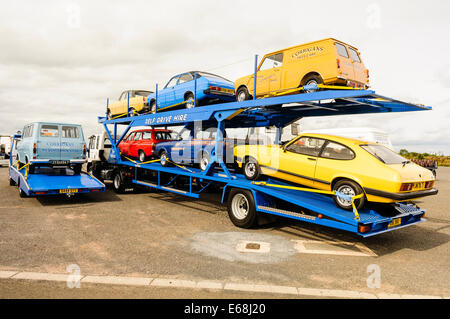 Sechs Oldtimer auf der Rückseite eines Fahrzeugs-Transporters. Stockfoto