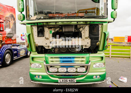 Heizkörper-Fach des einen DAF 105/460 Traktorkabine. Stockfoto