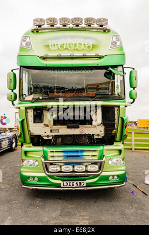 Heizkörper-Fach des einen DAF 105/460 Traktorkabine. Stockfoto