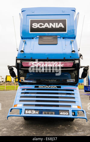 Scania 143J/450 mit Kabine und vorderen Heizkörper offen für Wartung Stockfoto