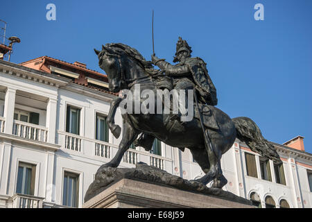 Die Reiterstatue von Victor Emanuel II an der Uferpromenade des Castello Bezirk von Venedig. Stockfoto