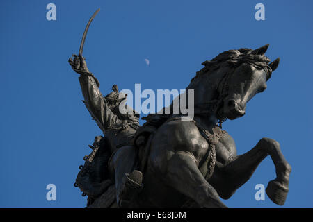 Nach oben auf das Reiterstandbild von Victor Emanuel II mit tagsüber Mond an der Uferpromenade des Castello Bezirk von Venedig. Stockfoto