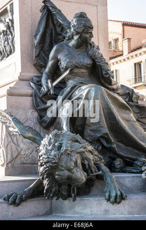 Lady Venedig gefallen & angekettet Löwe von San Marco auf dem Sockel der Statue von Victor Emanuel II im Castello Bezirk von Venedig. Stockfoto