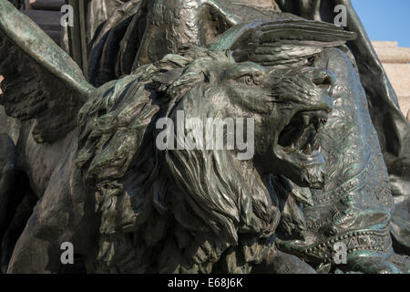 Nahaufnahme der kostenlose Löwe von San Marco auf dem Sockel der Statue von Victor Emanuel II im Castello Bezirk von Venedig. Stockfoto