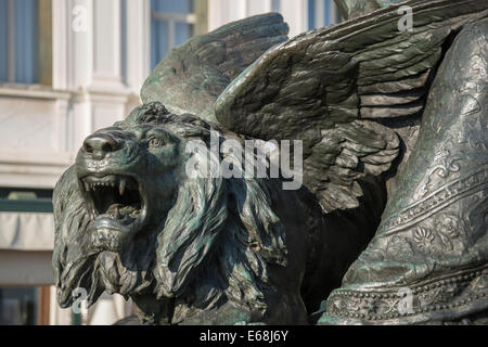 Nahaufnahme der kostenlose Löwe von San Marco auf dem Sockel der Statue von Victor Emanuel II im Castello Bezirk von Venedig. Stockfoto