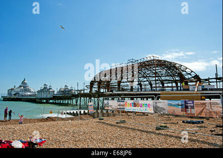 Reparaturarbeiten nach Eastbourne Pier nach einem Brand wieder herzustellen Stockfoto