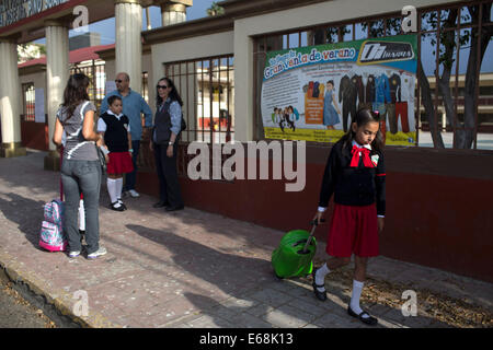 Tijuana, Mexiko. 18. August 2014. Schüler und Eltern zurück in ihre Heimat aus der Francisco I. Madero-Grundschule nach der Aussetzung der Klassen in der Stadt Tijuana, Baja California, zum Nordwesten von Mexiko, am 18. August 2014. Lehrer von der National Union of Education Workers (SNTE, seine Abkürzung in Spanisch), suspendiert Klassen am Montag, weil die Regierung des Bundesstaates Baja California nicht die Schulden liquidiert wurde, die es mit der Union hat. Bildnachweis: Xinhua/Alamy Live-Nachrichten Stockfoto