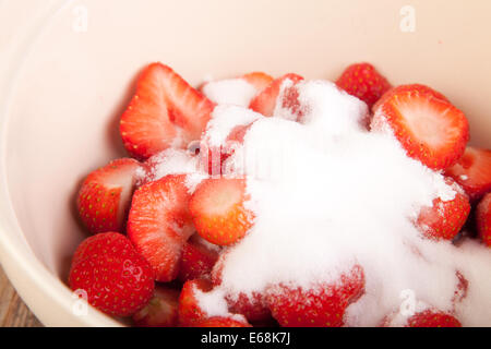 Erdbeeren mit Zucker in die Schüssel Stockfoto
