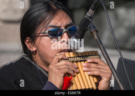 Nahaufnahme der Anden Flötenspieler führt für Karneval Massen an der Uferpromenade in Castello Bezirk von Venedig. Stockfoto