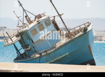 Alte verlassene verfallene Angeln Boot Wrack im Hafen Stockfoto