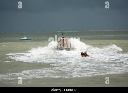 Die Eastbourne RNLI Rettungsboote macht durch die Wellen am Ende einer lebensrettenden Demonstration auf Airbourne 2014 Stockfoto