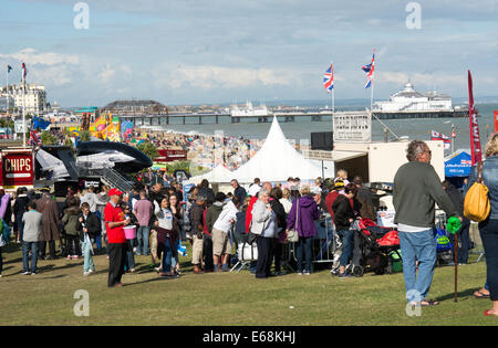 Der Brand beschädigt-Pier ist die Kulisse für die Massen, die Teilnahme an der Eastbourne Airbourne 2014 Flugschau. Stockfoto