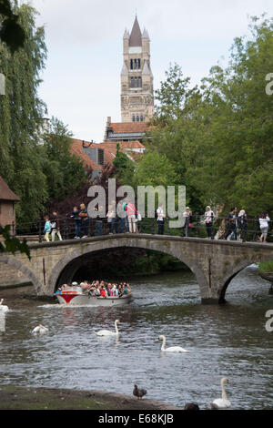 Die Begjjnhof-Brücke überqueren einer der Kanäle, die durch das Zentrum von Brügge läuft. Stockfoto