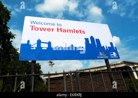 Willkommen zum Plakat der Tower Hamlets in der Nähe des 'Tower of London' in der City of London England UK KATHY DEWITT Stockfoto