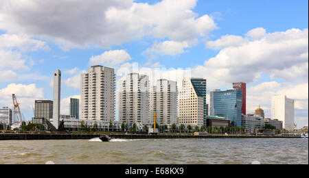 Skyline von Rotterdam entlang der Nieuwe Maas, Südholland, Niederlande Stockfoto