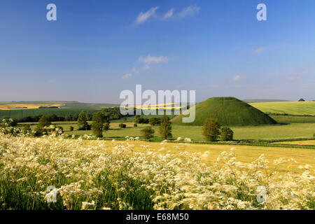 Silbury Hill in der Nähe von Avebury in Wiltshire, England. Stockfoto