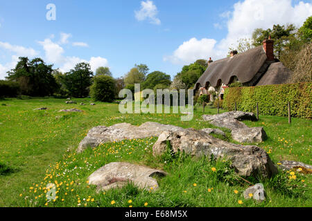 Sarsen Steinen im Dorf Lockeridge, in der Nähe von Marlborough in Wiltshire, England. Stockfoto