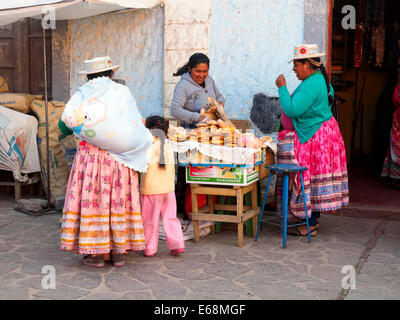 Frau Brot auf dem Markt - Chivay, Peru verkauft Stockfoto