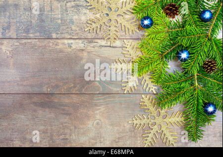 Weihnachten Hintergrund, Dekoration auf einem rustikalen Holzbrett. Stockfoto