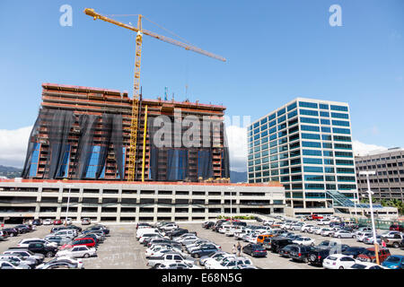 Honolulu Hawaii, Oahu, Hawaiian, Ala Moana Center, Einkaufspassage, Bürogebäude Baustelle, Kran, Parkplatz, geparkte Autos, Besucher reisen auf Reisen Stockfoto