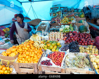Obst-stand auf dem Markt (Mercado Andino) von Chivay - Peru Stockfoto