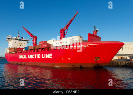 Die Mary Arctica Schiff der Royal Arctic Line im Hafen von aasiaat in Grönland waren laden Stockfoto