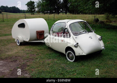 Heinkel Kabine Microcar von 1956 mit leichten hausgemachte Wohnwagen. Stockfoto