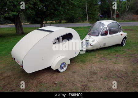 Heinkel Kabine Microcar von 1956 mit leichten hausgemachte Wohnwagen. Stockfoto